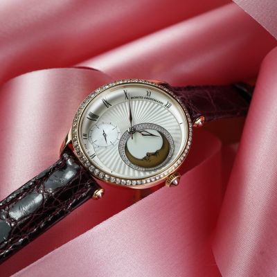 Inspiriert vom geheimnisvollen Antlitz des Mondes vereint die TEFNUT Sleeping Beauty Poesie und deutsche Handwerkskunst. Das filigrane, asymmetrische Roségold-Gehäuse ziert ein zartes Perlmutt-Zifferblatt mit verträumtem „Man in the Moon“-Motiv, umgeben von 62 funkelnden Diamanten.

Die handgefertigten Zeiger aus warm bräunlich angelassenem Stahl setzen feine Akzente, während das schlanke Manufakturkaliber aus Glashütte für höchste Präzision sorgt – limitiert auf nur 118 Exemplare weltweit.

Entworfen von Michael Koh, ist diese Uhr nicht nur ein Zeitmesser, sondern ein stilles Kunstwerk voller Anmut.

@moritz_grossmann_ 

#schoenstesdeutscheshandwerk #moritzgrossmann #Ladieswatch #Moon #JuwelierGadebusch #köln