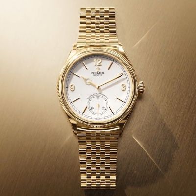 Die Geometrie der Eleganz. Die Ausführung in 18 Karat Gelbgold mit tiefweißem Zifferblatt präsentiert sich mit einem neuen Armband, Settimo, das exklusiv für die @Rolex 1908 kreiert wurde. Dieses siebenreihige Armband mit sehr kleinen Elementen besticht durch Finesse, Geschmeidigkeit und Tragekomfort. Das vollständig polierte Band beeindruckt durch die Vielfalt seiner Reflexe. #Rolex #Perpetual1908 #WatchesAndWonders2025 #JuwelierGadebusch #köln